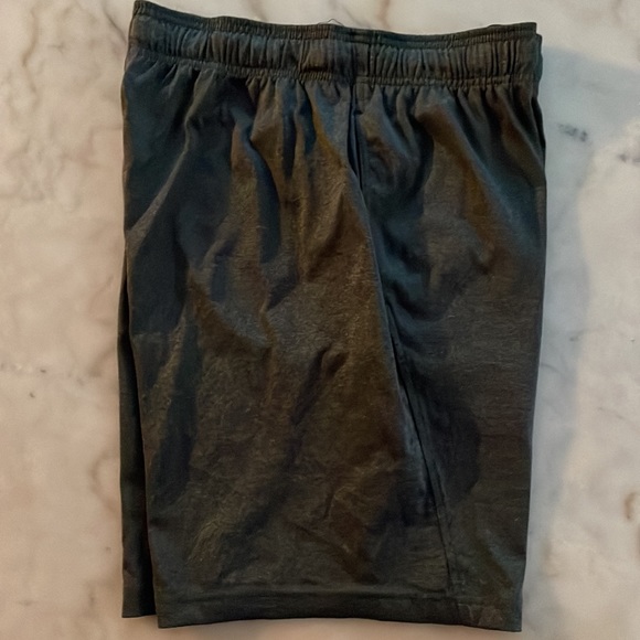 Reebok Men’s Short with Pockets- Medium Size - Picture 9 of 9